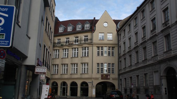 An der Fassade des Altenheimer Ecks 13 deutet heute nichts mehr auf die Tageszeitung hin, doch zu ihrer Zeit markierte der Schriftzug "Münchner Post" das Haus Redaktion. (Foto: Bettina Wopperer)