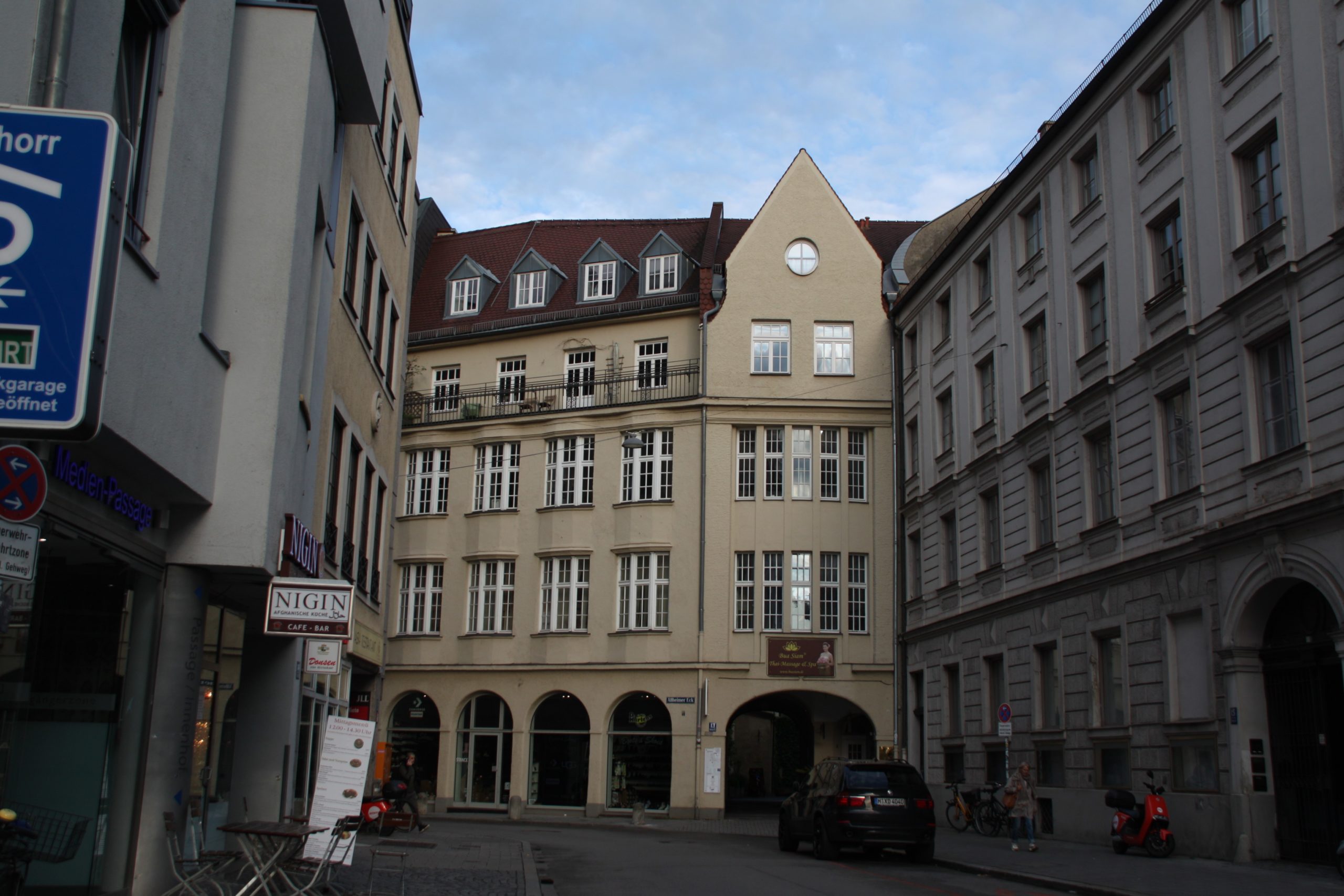 An der Fassade des Altenheimer Ecks 13 deutet heute nichts mehr auf die Tageszeitung hin, doch zu ihrer Zeit markierte der Schriftzug "Münchner Post" das Haus Redaktion. (Foto: Bettina Wopperer)