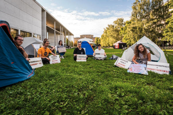Engagierte des AK Wohnen haben ein Protestcamp organisiert, um auf die Missstände des studentischen Wohnens aufmerksam zu machen. ©Janez Rotman
